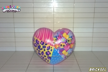 Яйцо-сердечко поделено на четыре части: маленькие мордочки, цветочки, звездочки и брильянты, малиново-розовый принт зебры, голубой с маленькими сердечками и желтый с фиолетовыми пятнышками